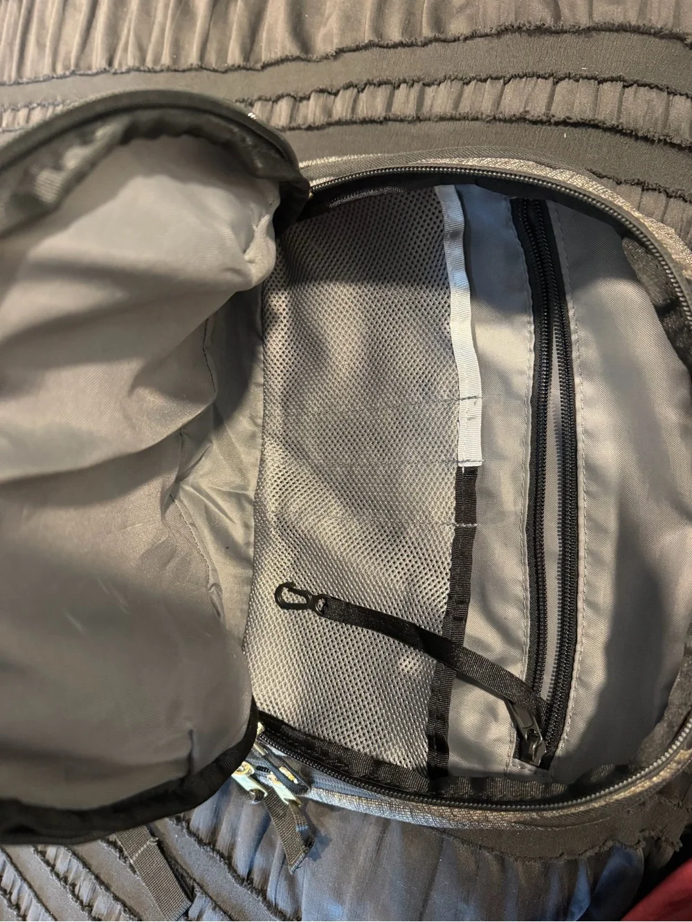 The North Face Jester Men's Backpack – Gray with Black/Gold Accents